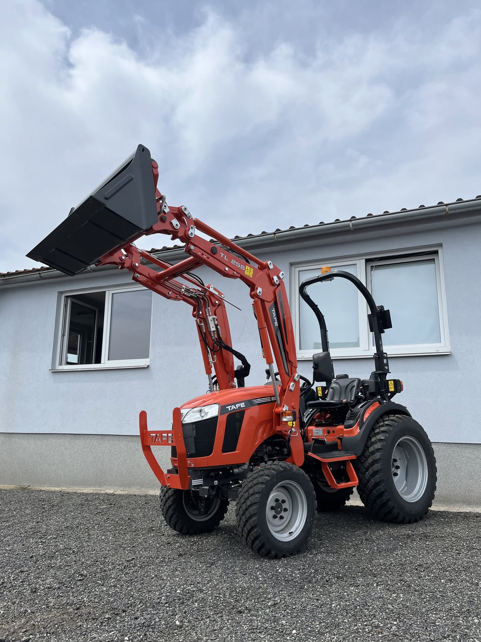 Hledáte malotraktor s čelním nakladačem? TAFE je jasná volba.